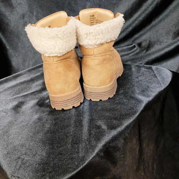 Cliffs by White mountain size five and a half tan work boot with fur on top - Picture 6 of 10